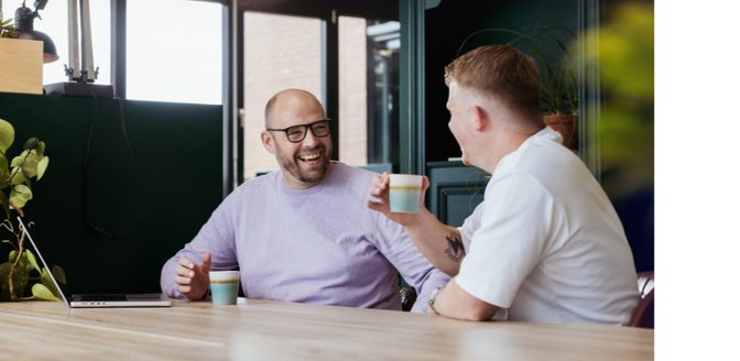 Zwei Mitarbeitende von mailmeisters